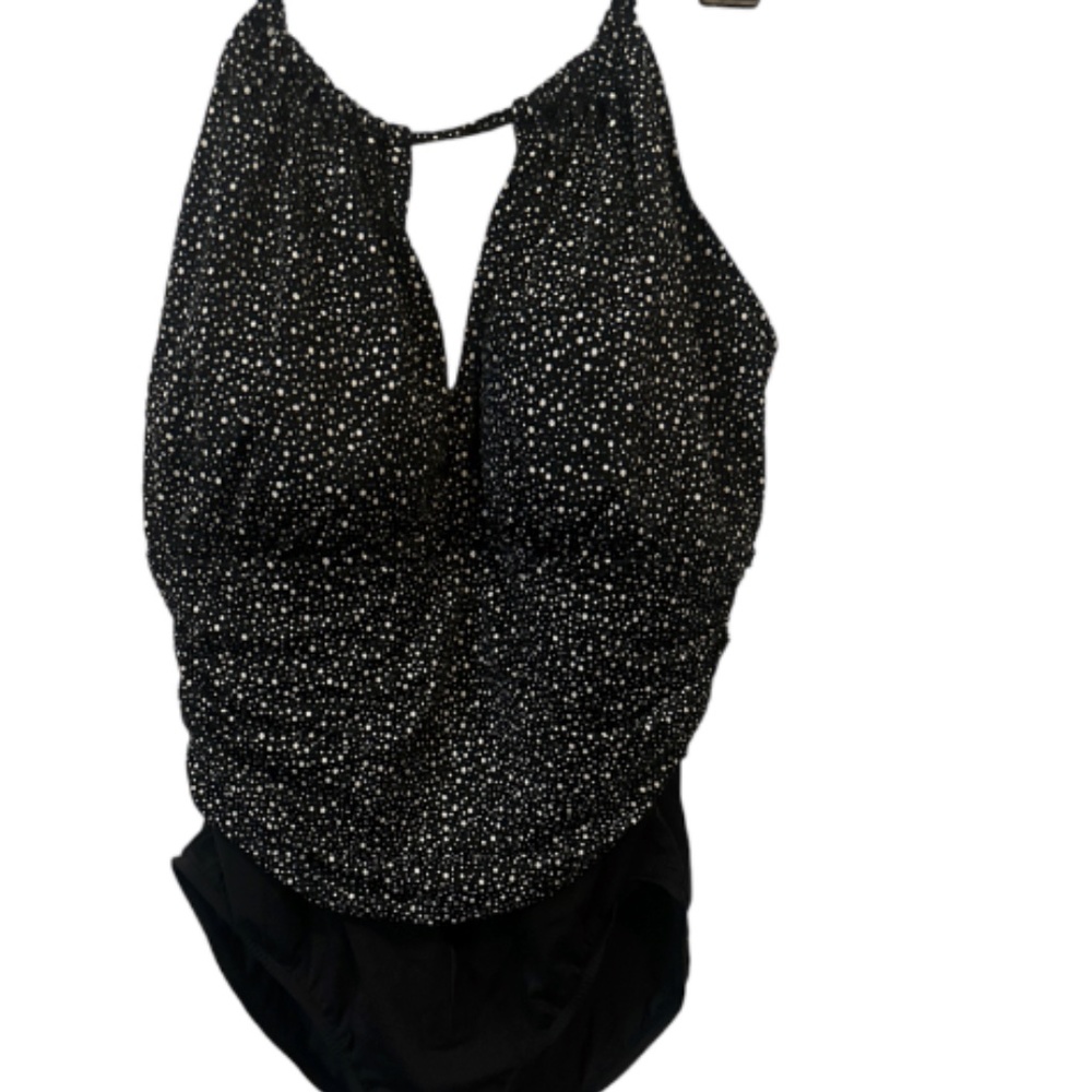 One Piece Black/White Stylish Neckline swimsuit Sz XL NWOT